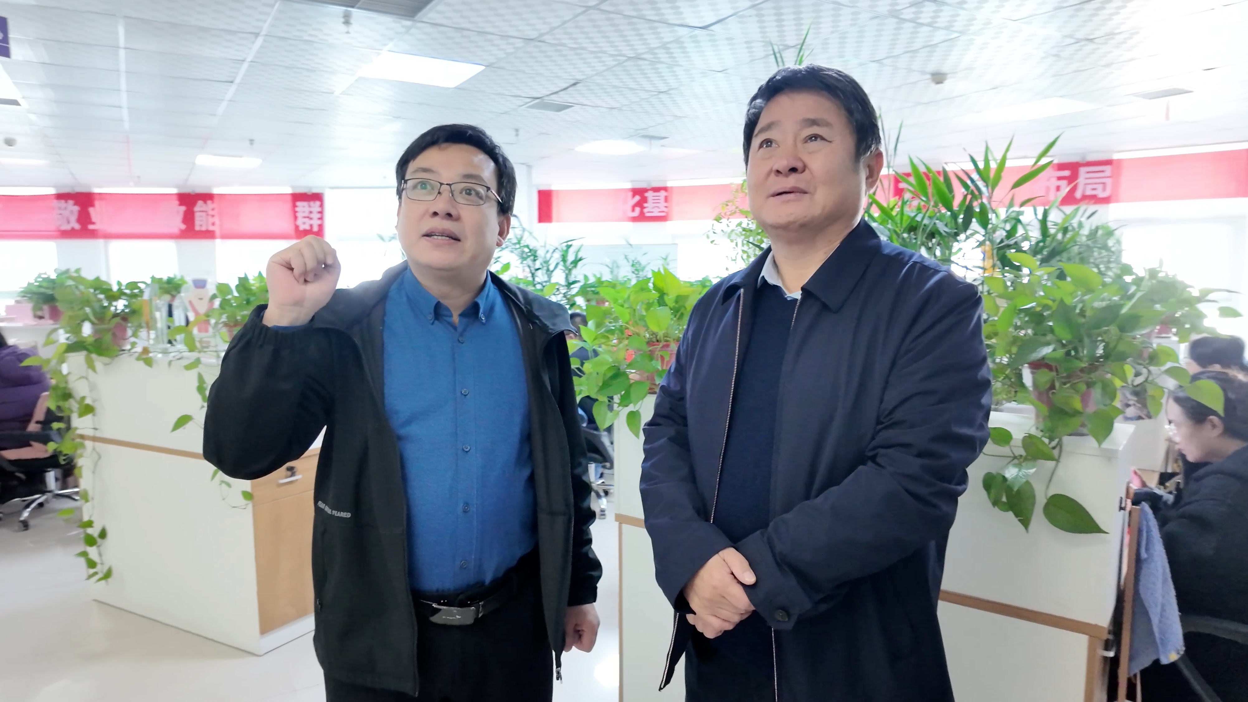 安阳市人大常委会副主任桑建业一行莅临安阳青峰参观指导